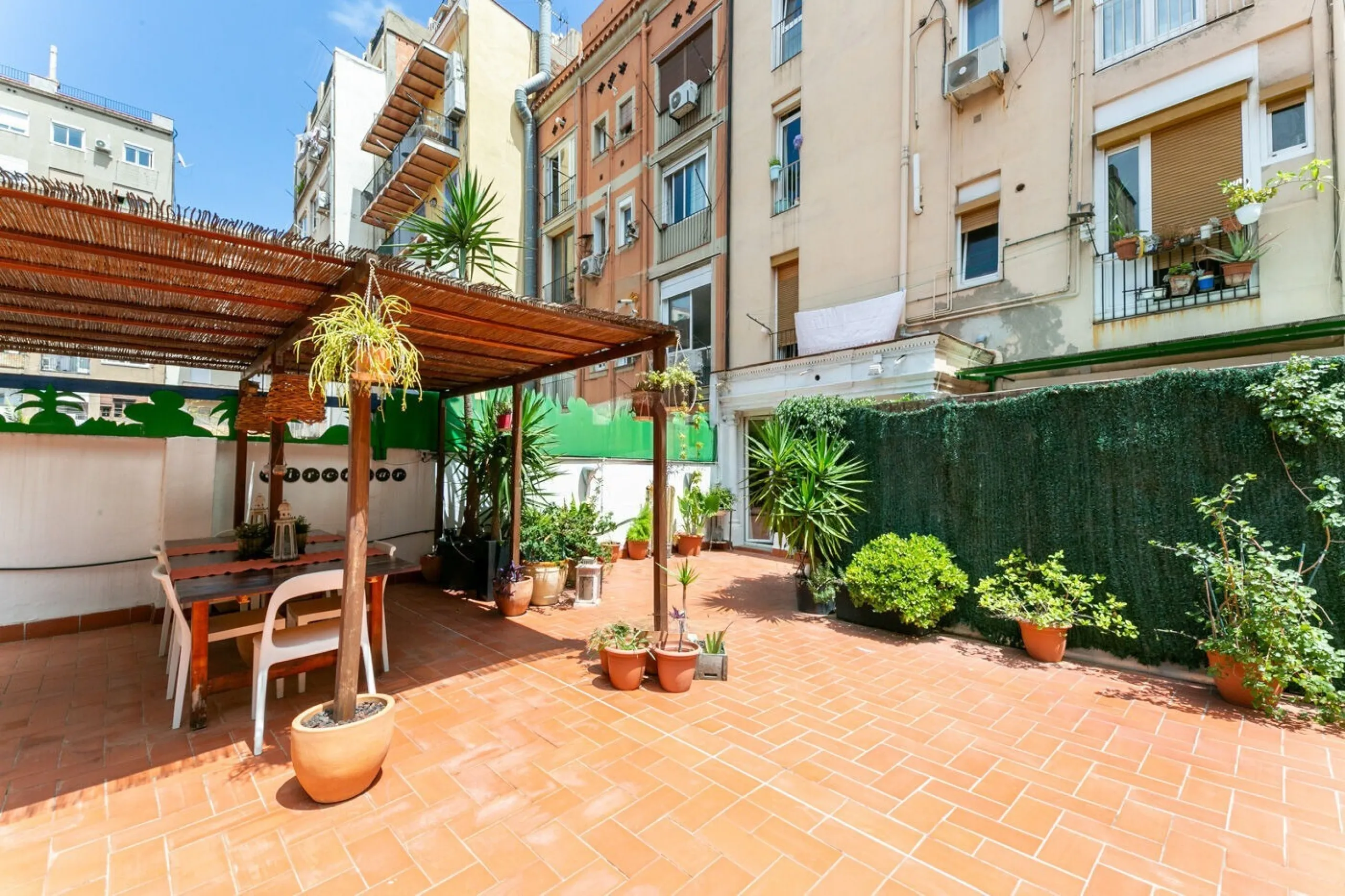 Piso con terraza privada en un edificio clásico del barrio de Sant Antoni, Barcelona