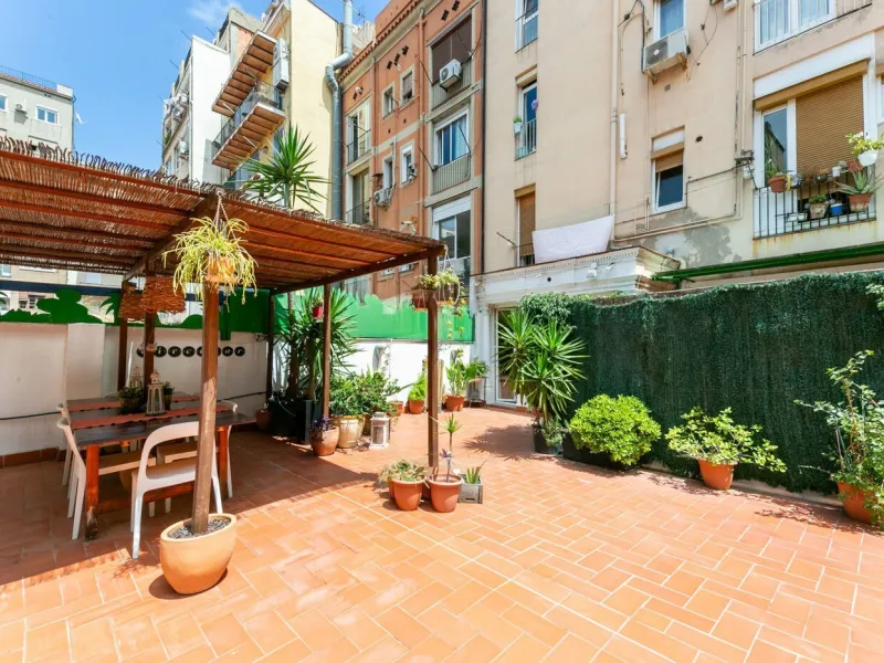 Piso con terraza privada en un edificio clásico del barrio de Sant Antoni, Barcelona