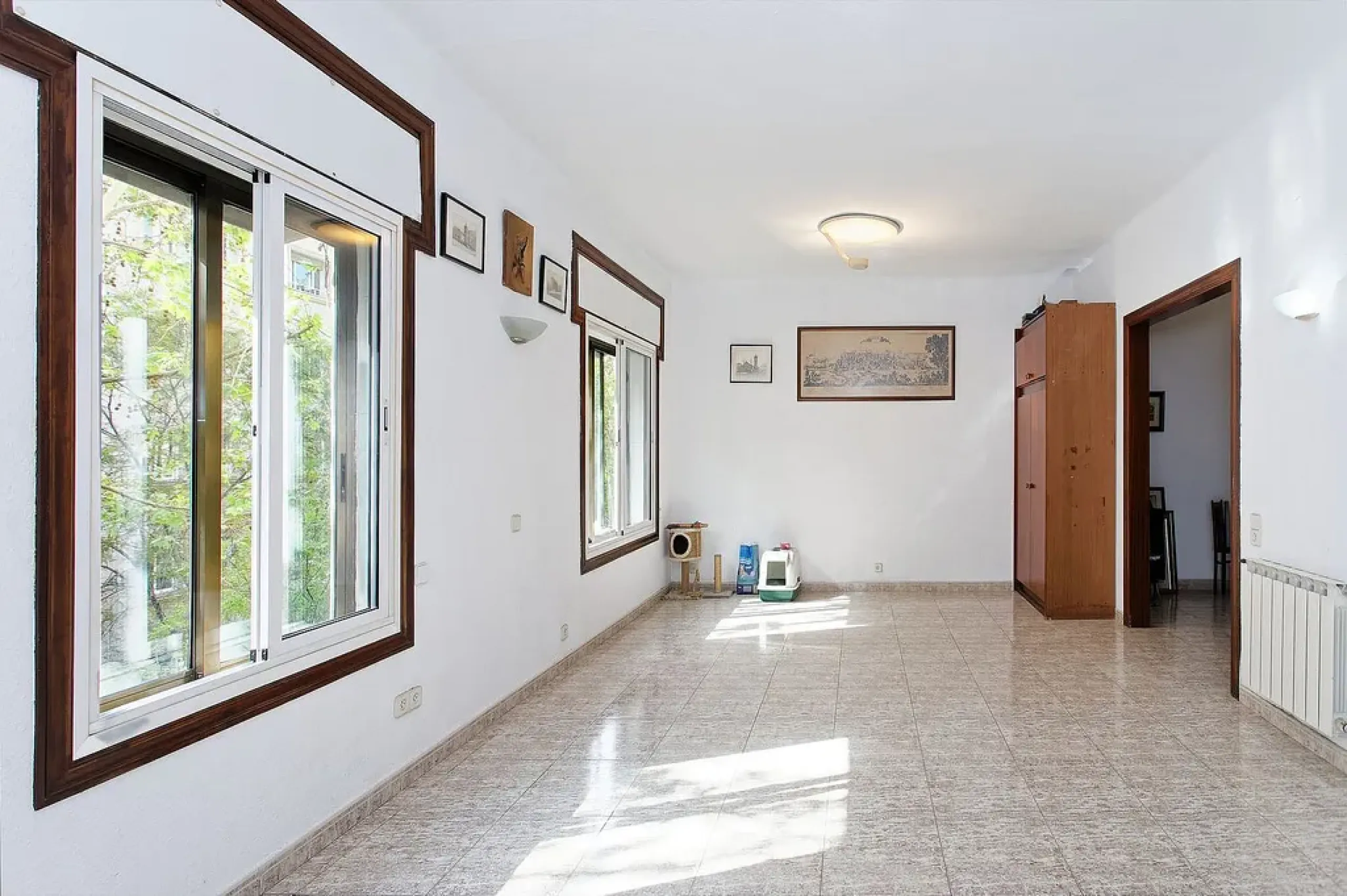 Oportunidad de reforma en edificio regio – piso amplio con carácter en Eixample, Barcelona