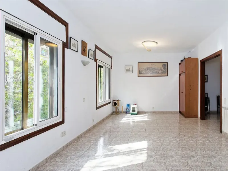 Oportunidad de reforma en edificio regio – piso amplio con carácter en Eixample, Barcelona