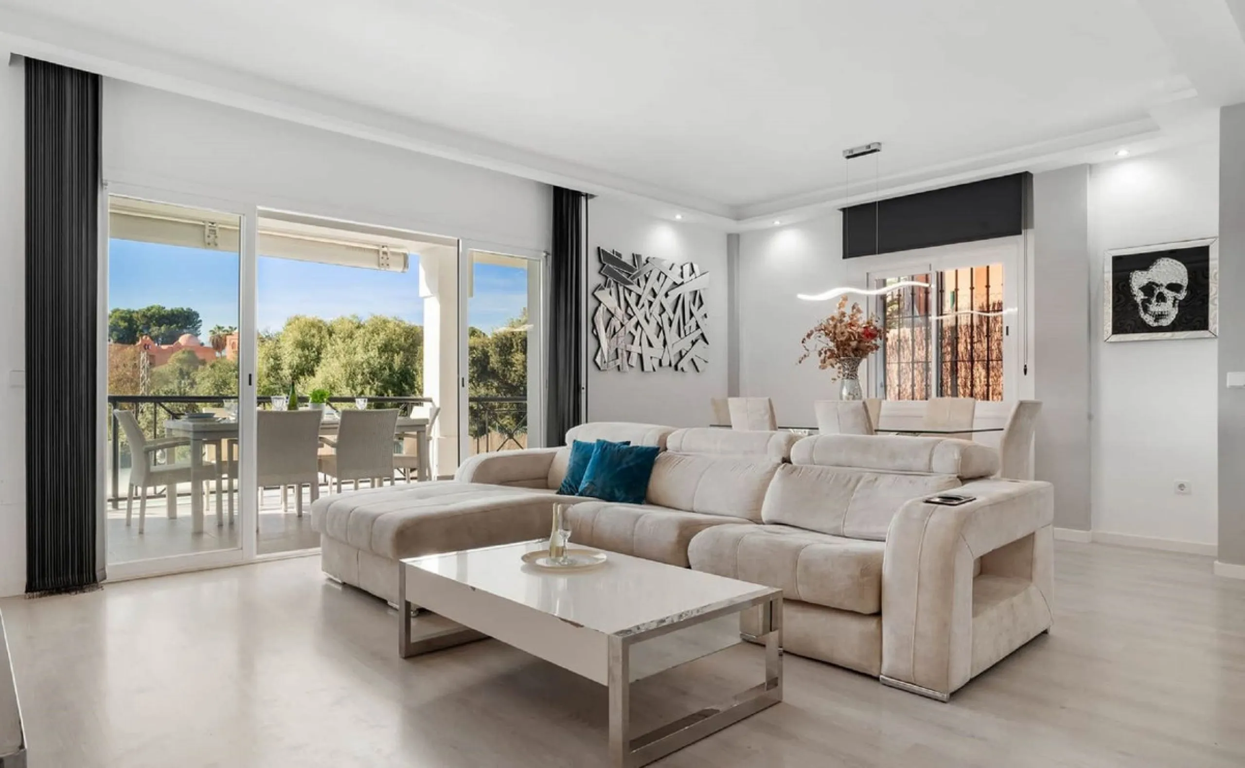 House - Semi-Detached House в продаже в Marbella, Málaga. В доме 6 спален и 4 ванных комнат. Площадь дома 358 м²