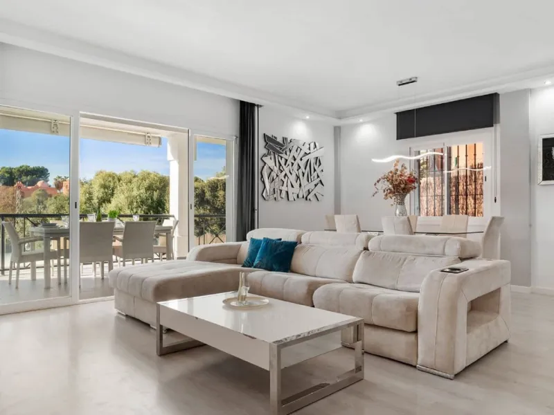House - Semi-Detached House в продаже в Marbella, Málaga. В доме 6 спален и 4 ванных комнат. Площадь дома 358 м²