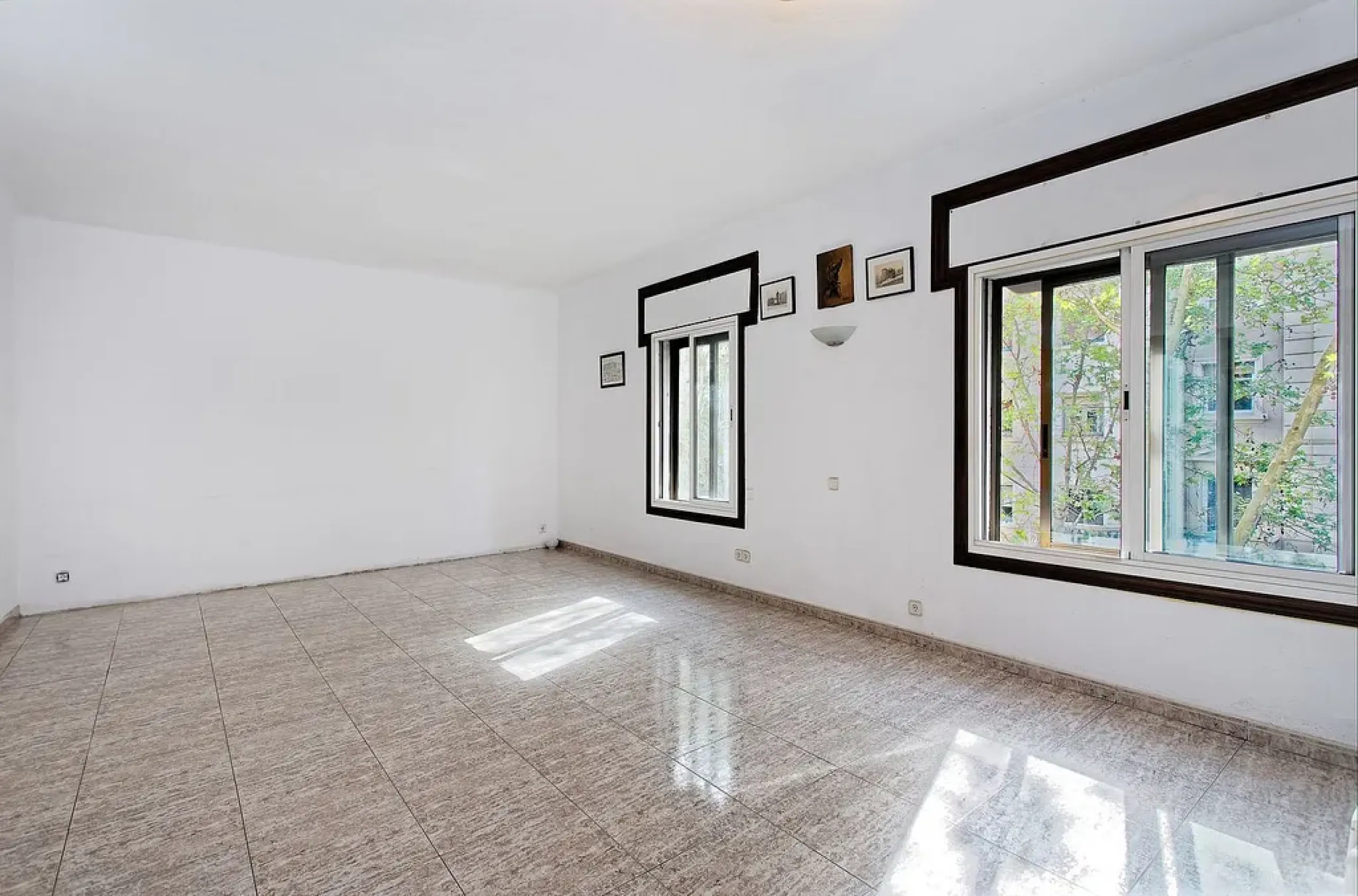 Oportunidad de reforma en edificio regio – piso amplio con carácter en Eixample, Barcelona