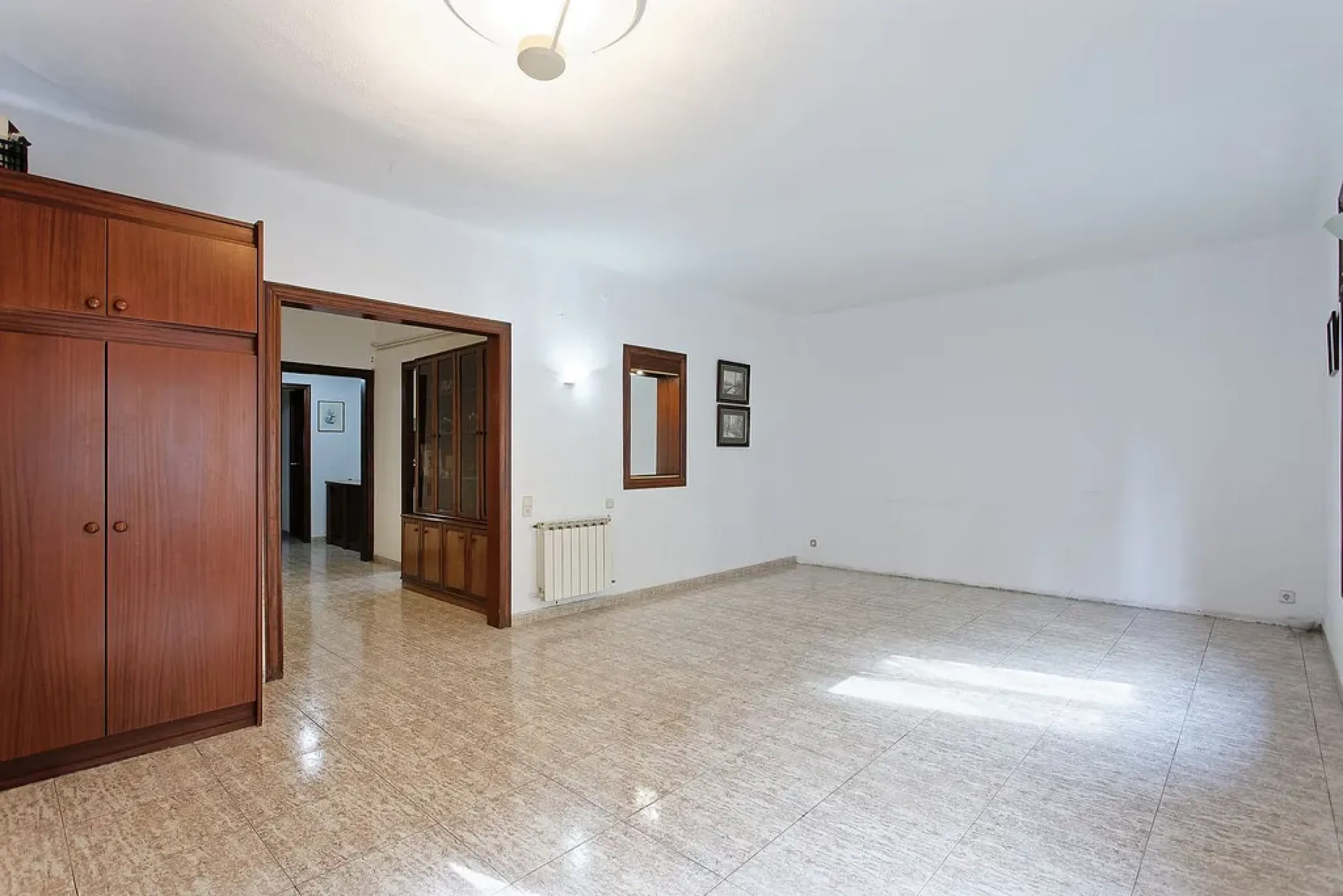 Oportunidad de reforma en edificio regio – piso amplio con carácter en Eixample, Barcelona