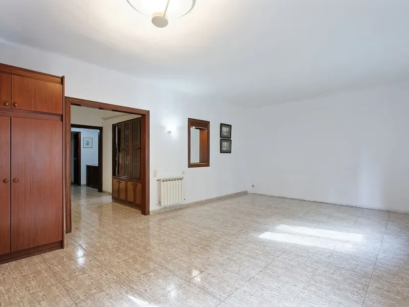 Oportunidad de reforma en edificio regio – piso amplio con carácter en Eixample, Barcelona