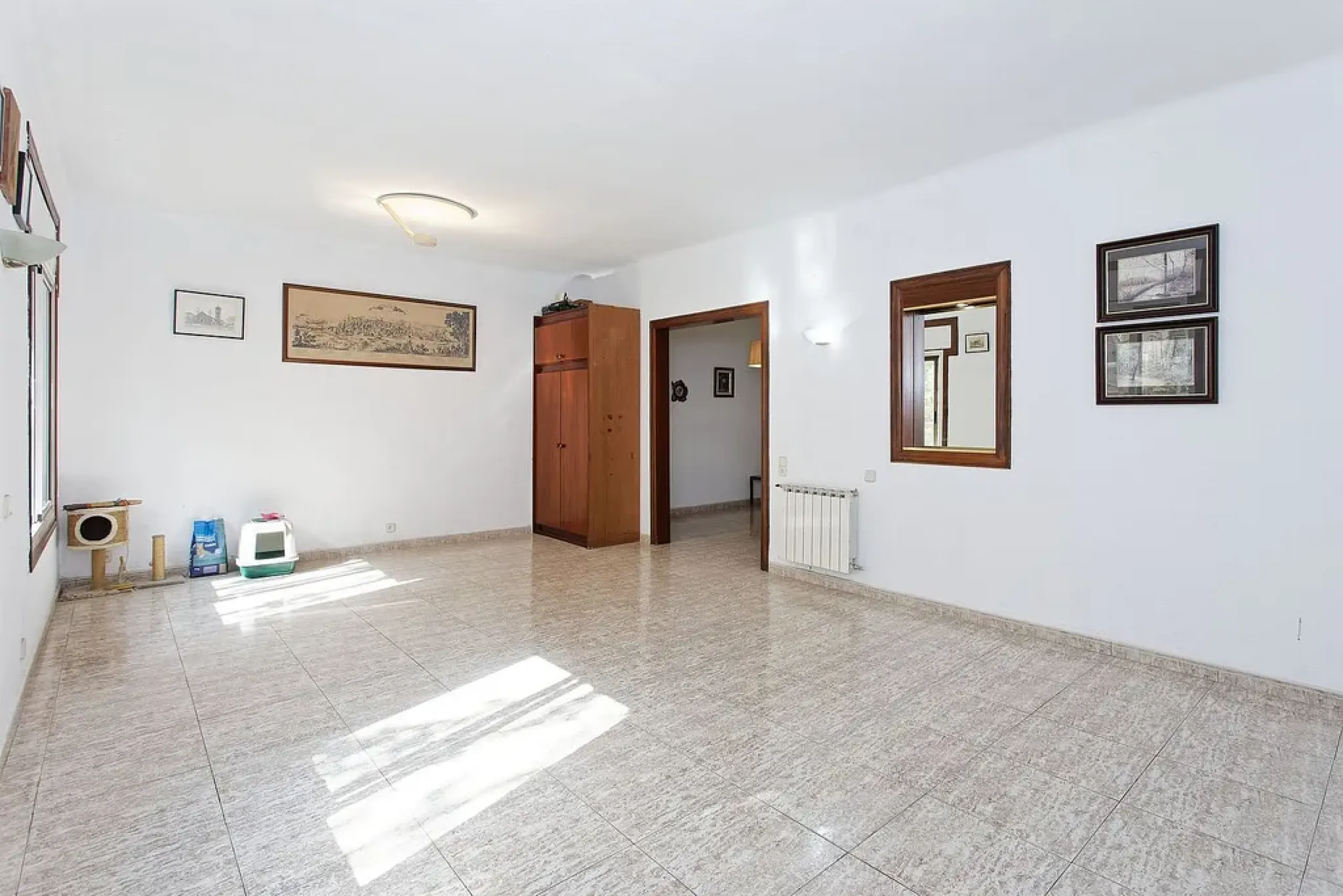 Oportunidad de reforma en edificio regio – piso amplio con carácter en Eixample, Barcelona