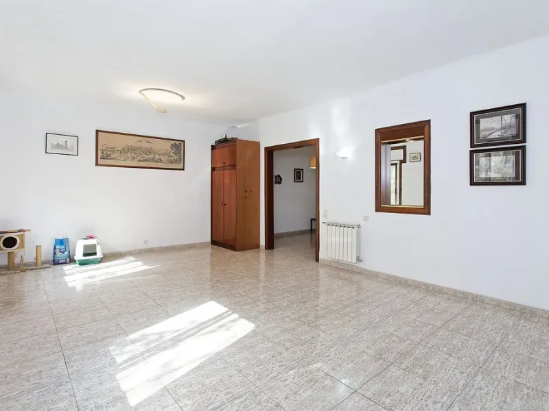 Oportunidad de reforma en edificio regio – piso amplio con carácter en Eixample, Barcelona