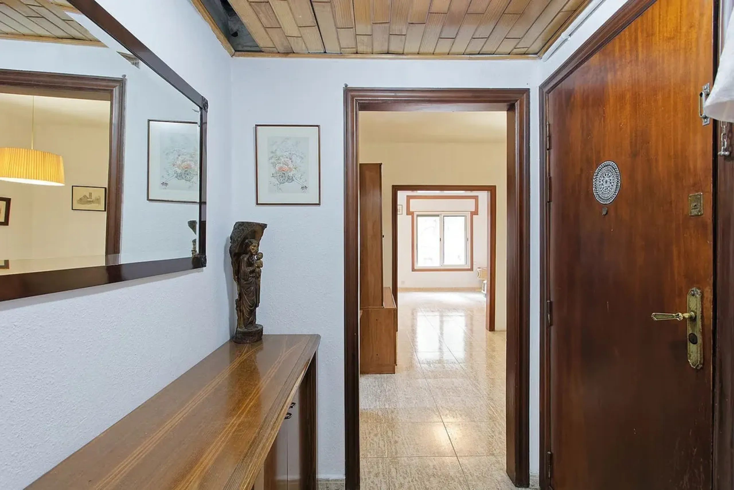 Oportunidad de reforma en edificio regio – piso amplio con carácter en Eixample, Barcelona