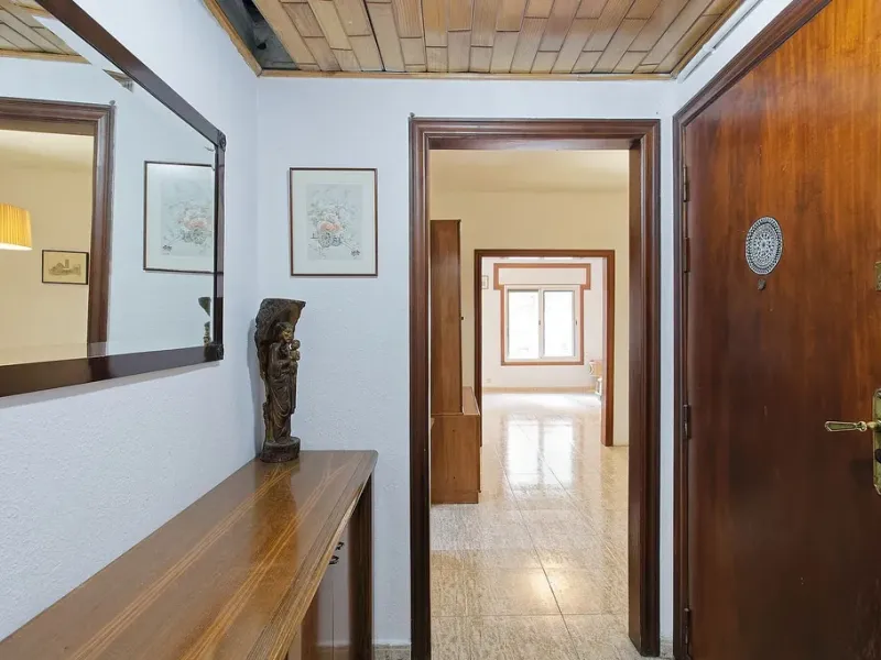 Oportunidad de reforma en edificio regio – piso amplio con carácter en Eixample, Barcelona
