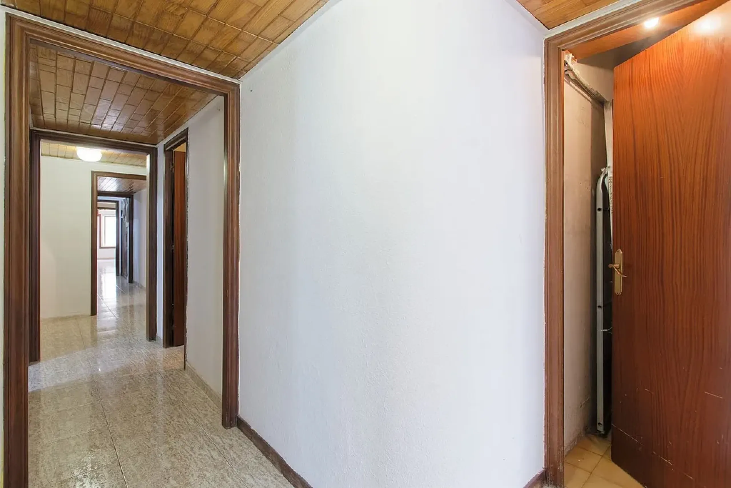 Oportunidad de reforma en edificio regio – piso amplio con carácter en Eixample, Barcelona