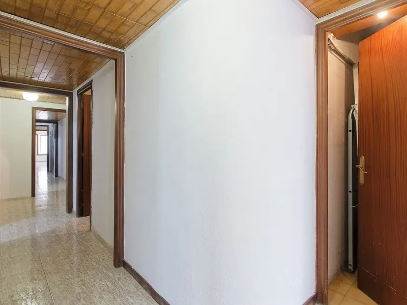 Oportunidad de reforma en edificio regio – piso amplio con carácter en Eixample, Barcelona