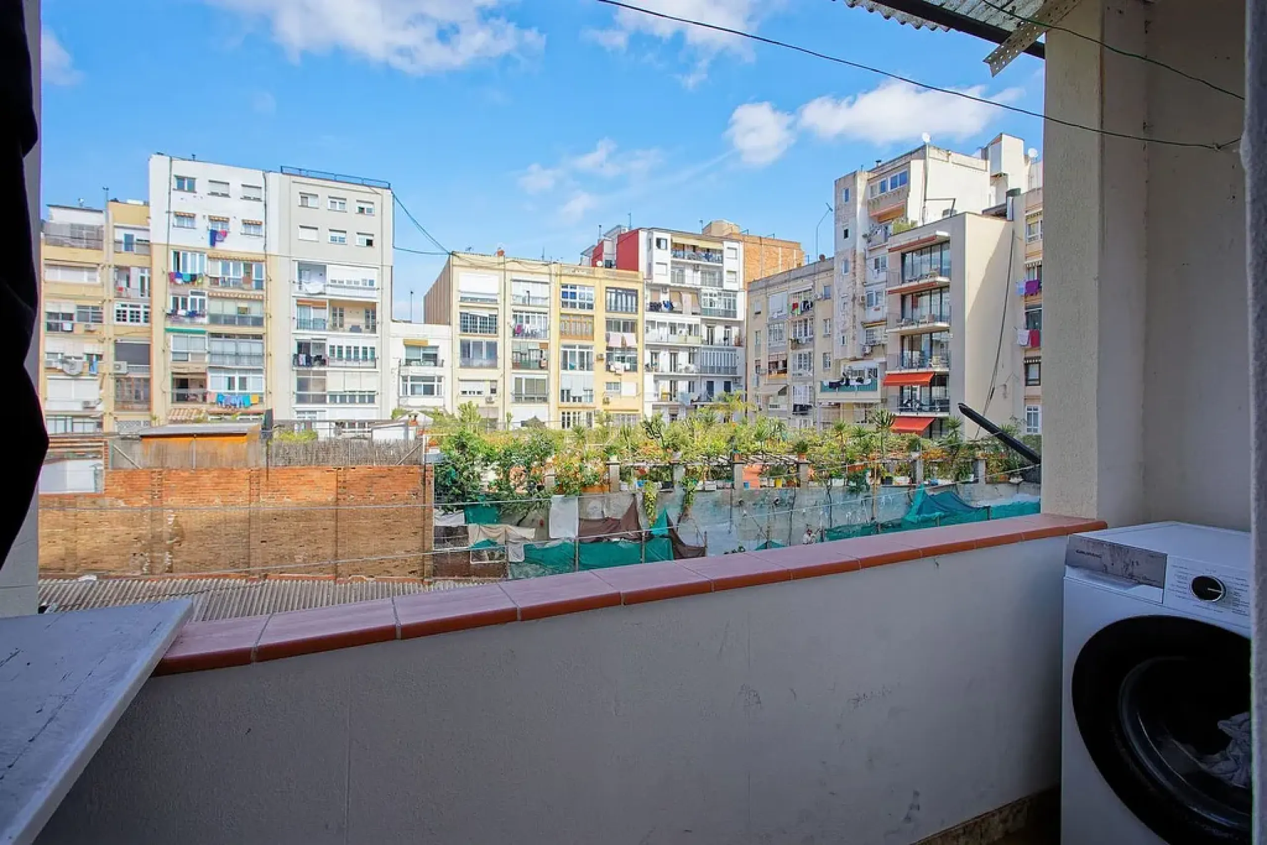 Oportunidad de reforma en edificio regio – piso amplio con carácter en Eixample, Barcelona