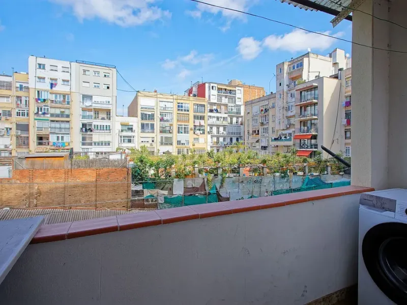 Oportunidad de reforma en edificio regio – piso amplio con carácter en Eixample, Barcelona