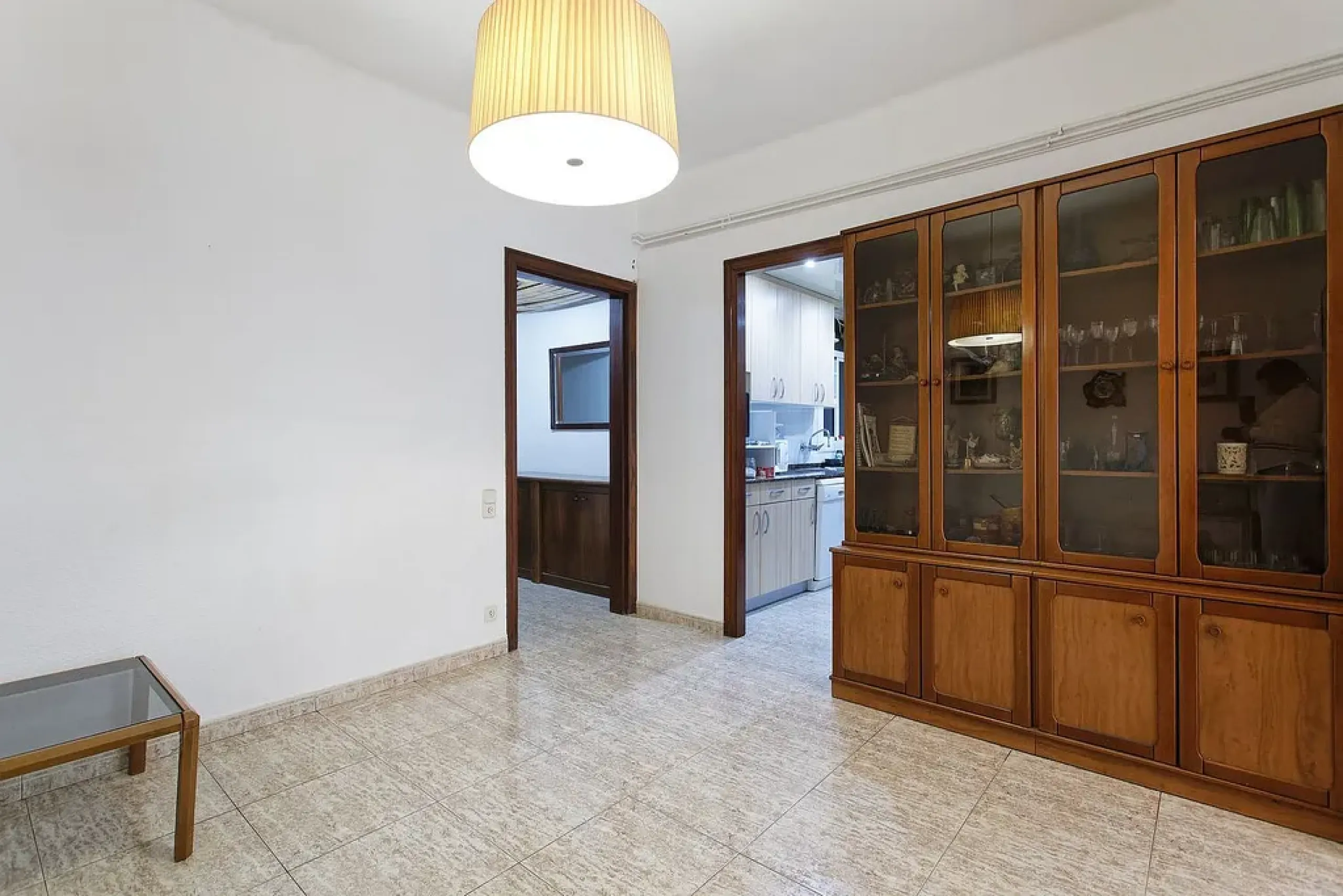 Oportunidad de reforma en edificio regio – piso amplio con carácter en Eixample, Barcelona