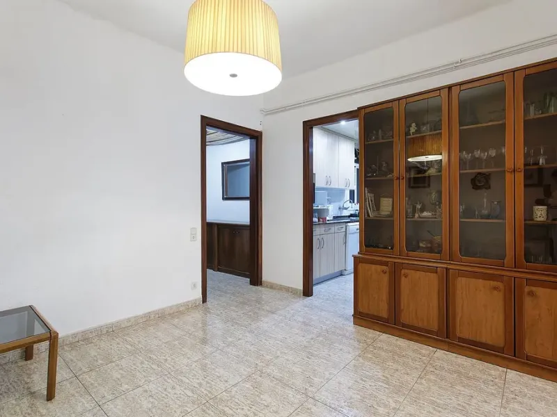 Oportunidad de reforma en edificio regio – piso amplio con carácter en Eixample, Barcelona
