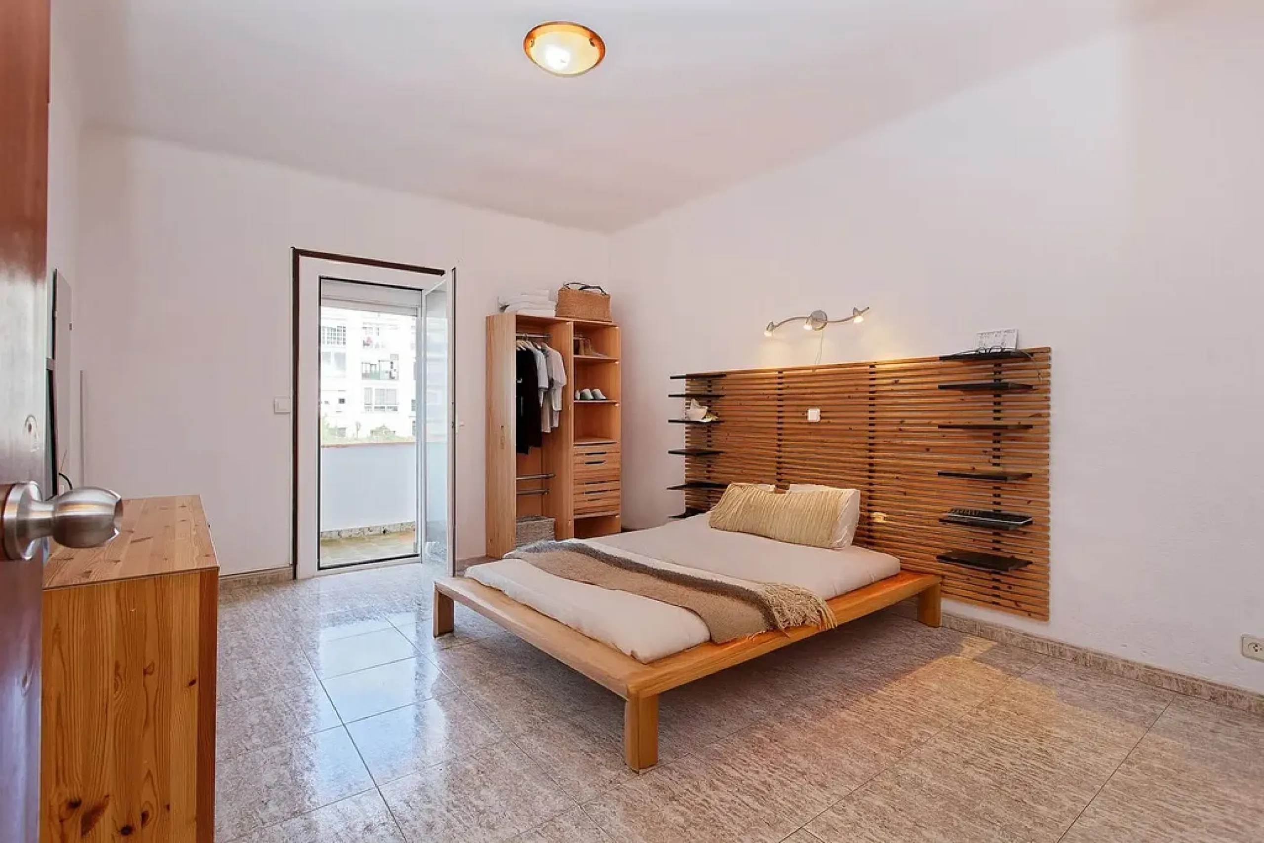 Oportunidad de reforma en edificio regio – piso amplio con carácter en Eixample, Barcelona
