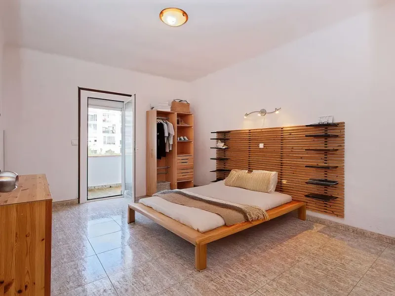 Oportunidad de reforma en edificio regio – piso amplio con carácter en Eixample, Barcelona