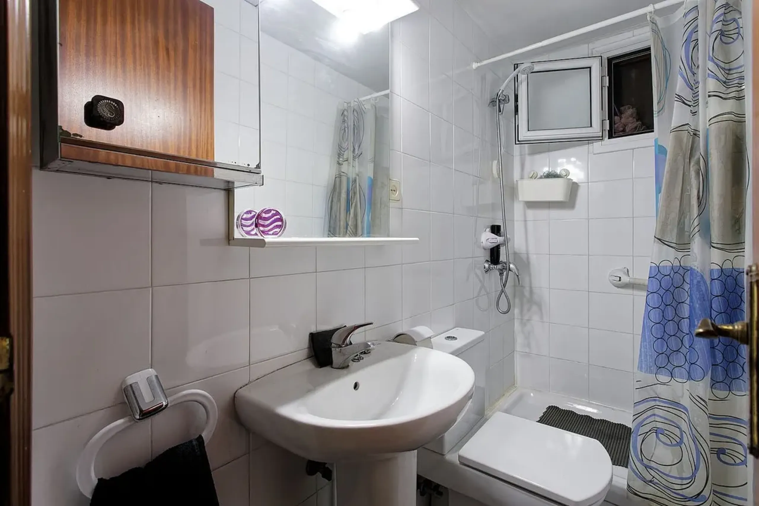 Oportunidad de reforma en edificio regio – piso amplio con carácter en Eixample, Barcelona