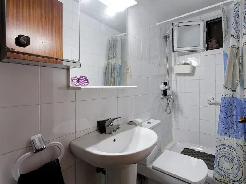 Oportunidad de reforma en edificio regio – piso amplio con carácter en Eixample, Barcelona