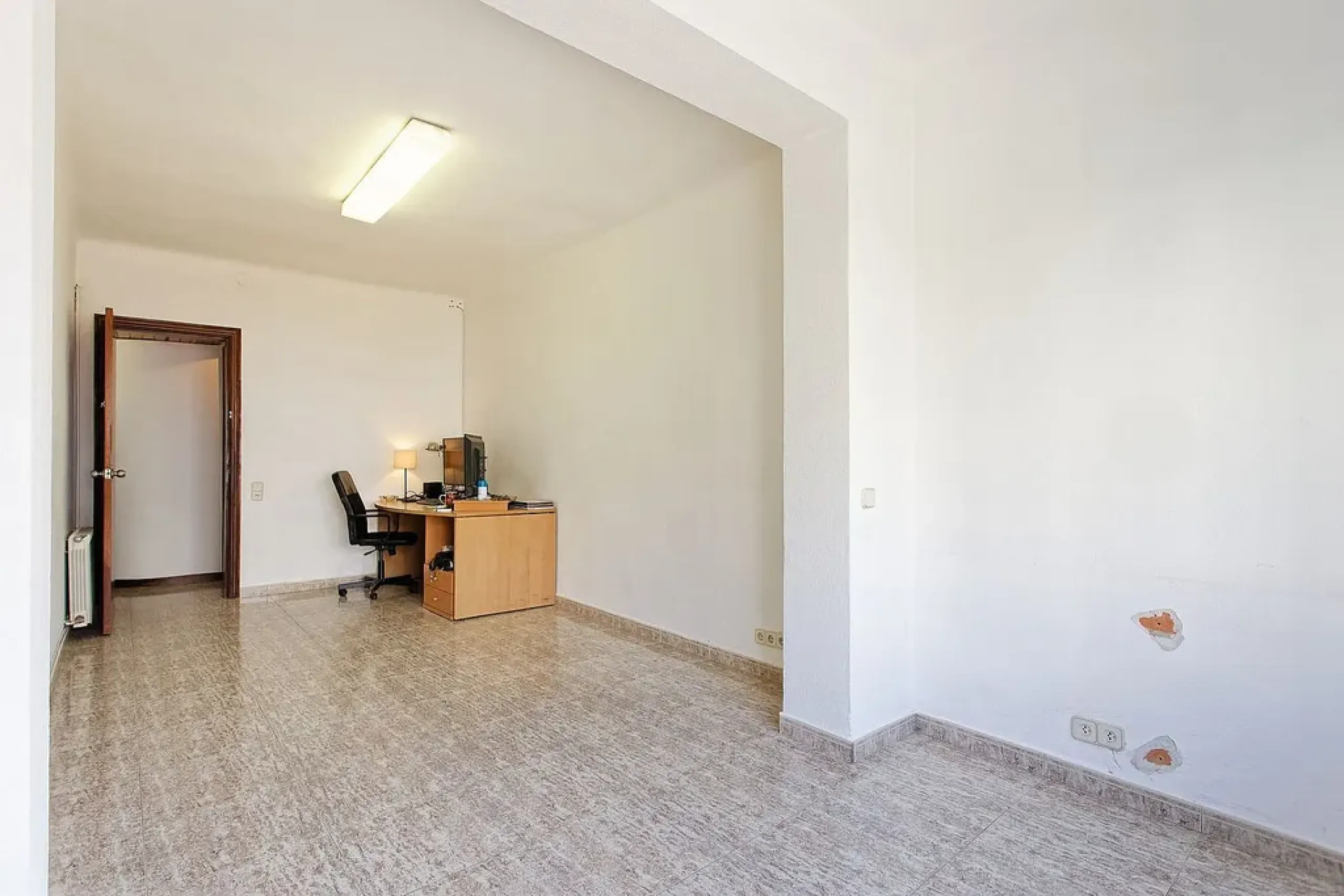 Oportunidad de reforma en edificio regio – piso amplio con carácter en Eixample, Barcelona