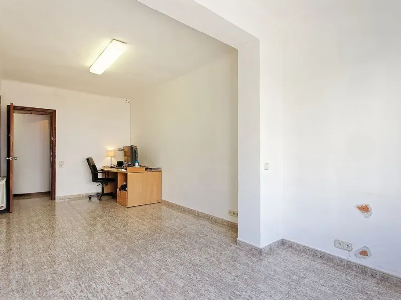 Oportunidad de reforma en edificio regio – piso amplio con carácter en Eixample, Barcelona