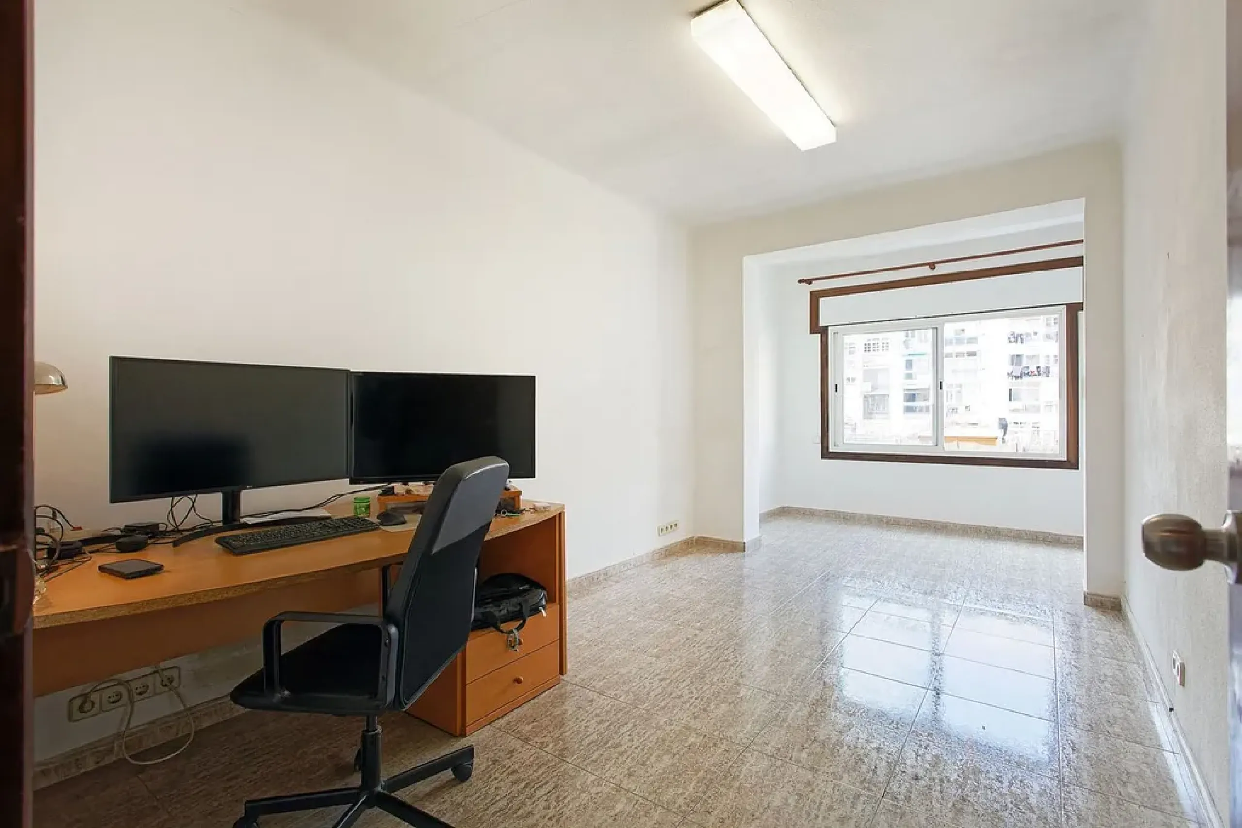 Oportunidad de reforma en edificio regio – piso amplio con carácter en Eixample, Barcelona