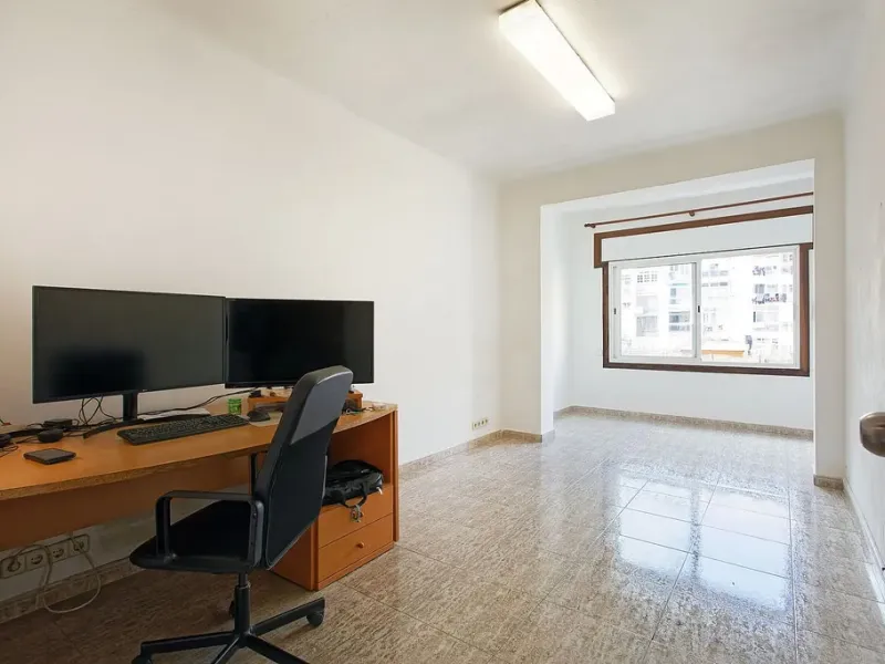 Oportunidad de reforma en edificio regio – piso amplio con carácter en Eixample, Barcelona