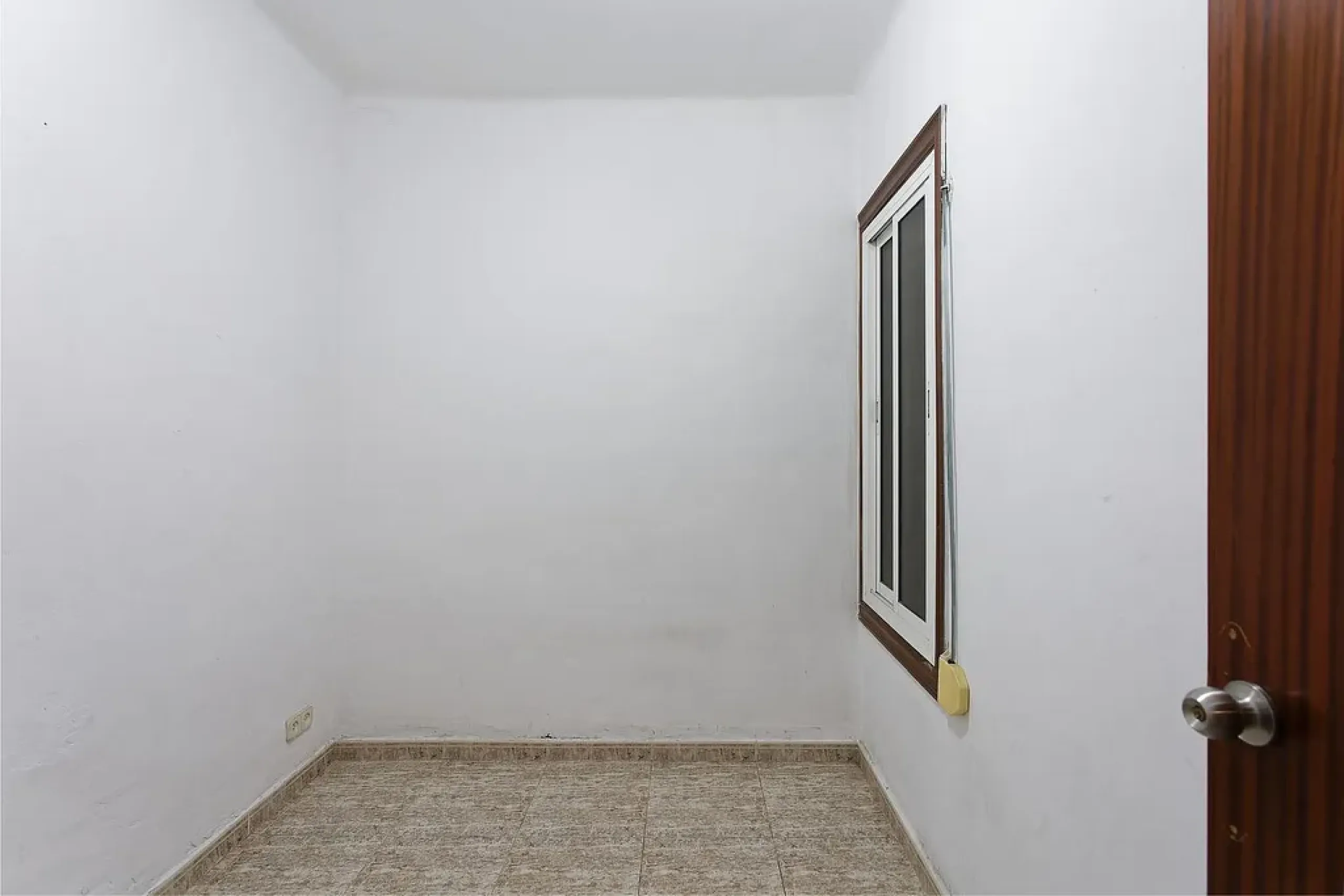 Oportunidad de reforma en edificio regio – piso amplio con carácter en Eixample, Barcelona