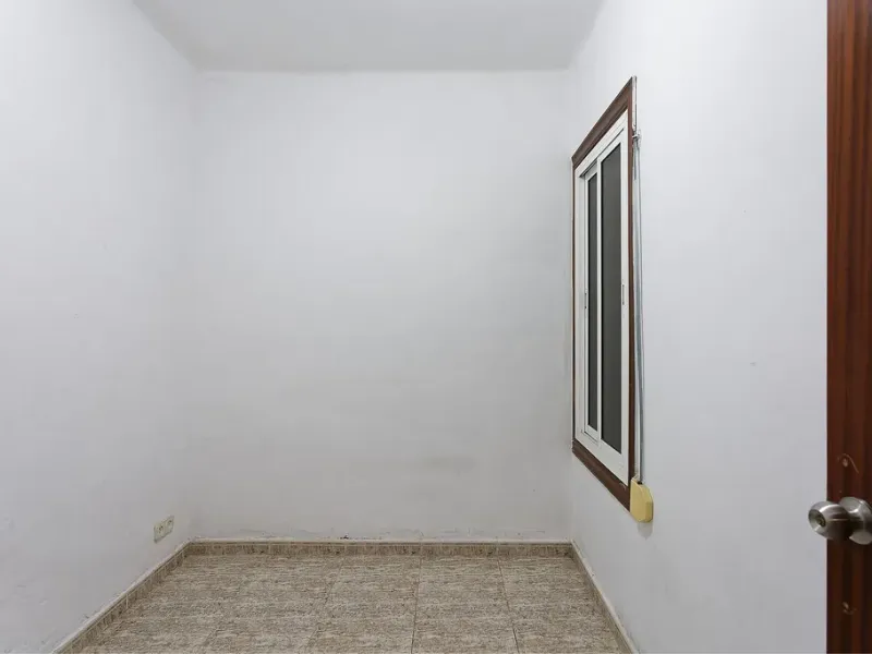 Oportunidad de reforma en edificio regio – piso amplio con carácter en Eixample, Barcelona