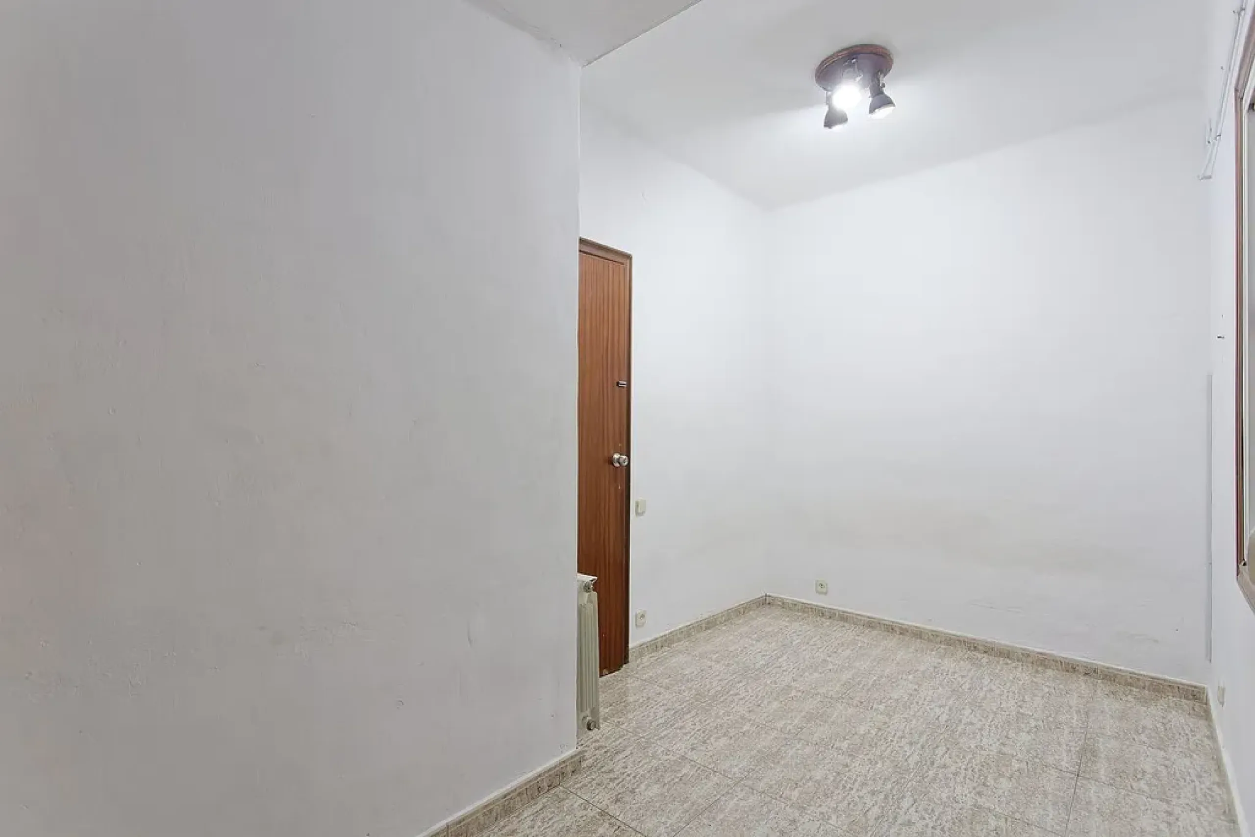 Oportunidad de reforma en edificio regio – piso amplio con carácter en Eixample, Barcelona