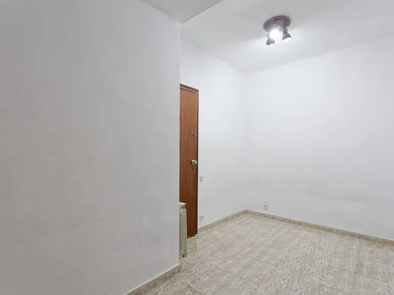 Oportunidad de reforma en edificio regio – piso amplio con carácter en Eixample, Barcelona