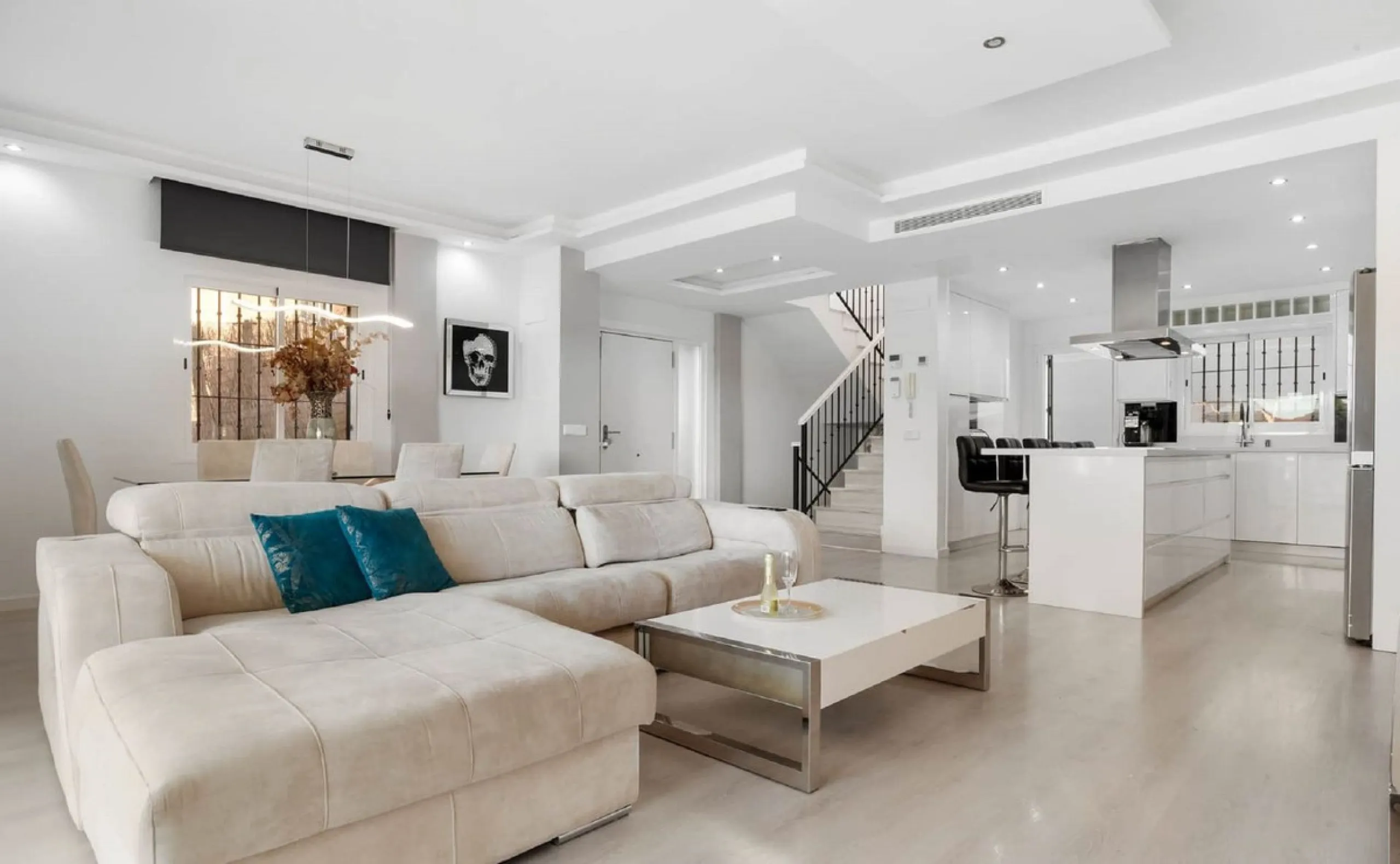 House - Semi-Detached House в продаже в Marbella, Málaga. В доме 6 спален и 4 ванных комнат. Площадь дома 358 м²