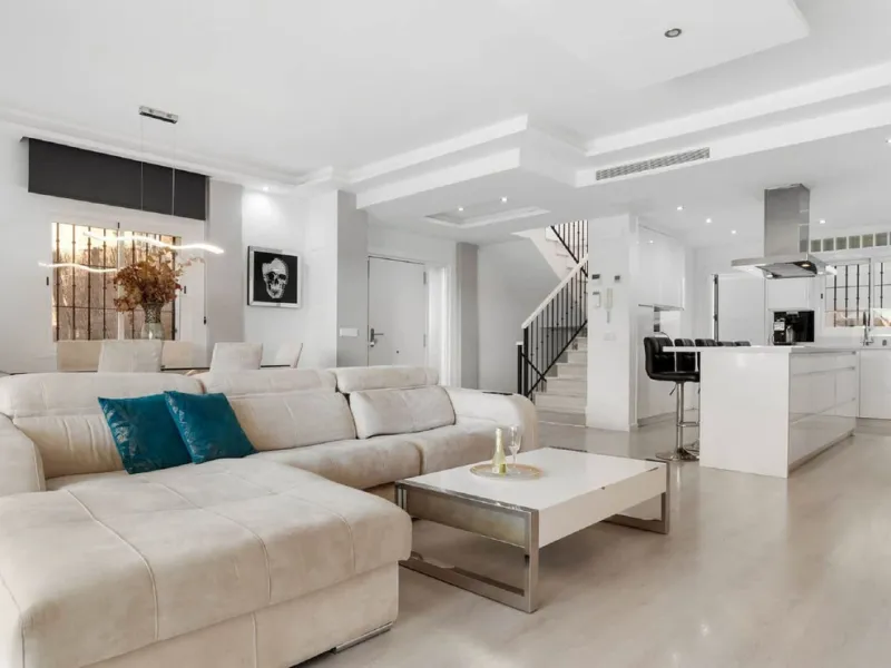 House - Semi-Detached House в продаже в Marbella, Málaga. В доме 6 спален и 4 ванных комнат. Площадь дома 358 м²