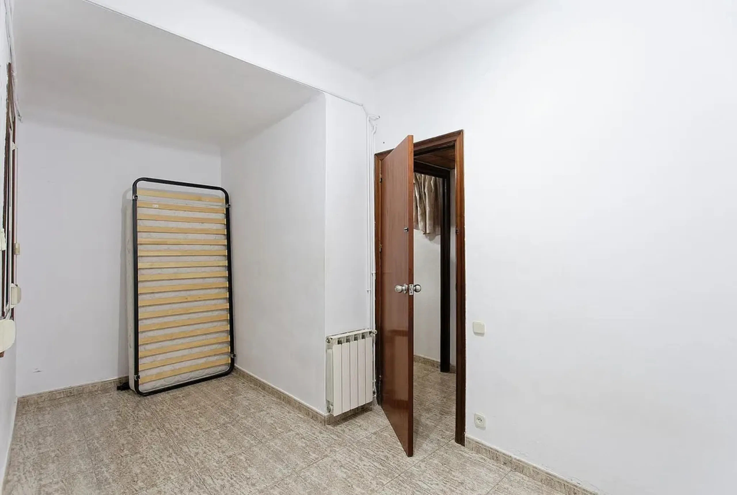 Oportunidad de reforma en edificio regio – piso amplio con carácter en Eixample, Barcelona