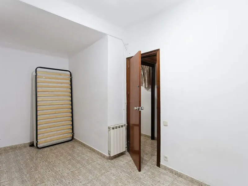 Oportunidad de reforma en edificio regio – piso amplio con carácter en Eixample, Barcelona