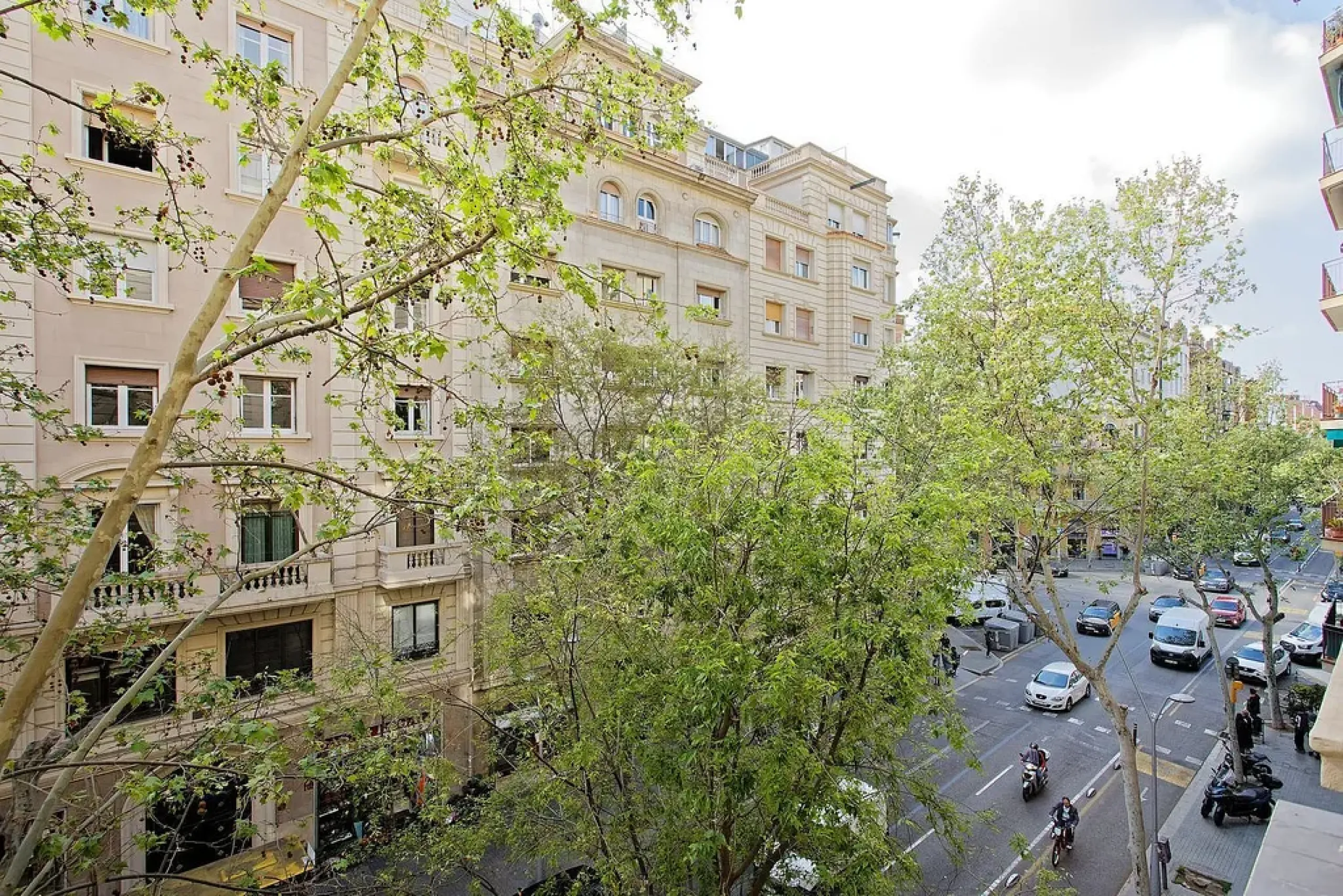 Oportunidad de reforma en edificio regio – piso amplio con carácter en Eixample, Barcelona