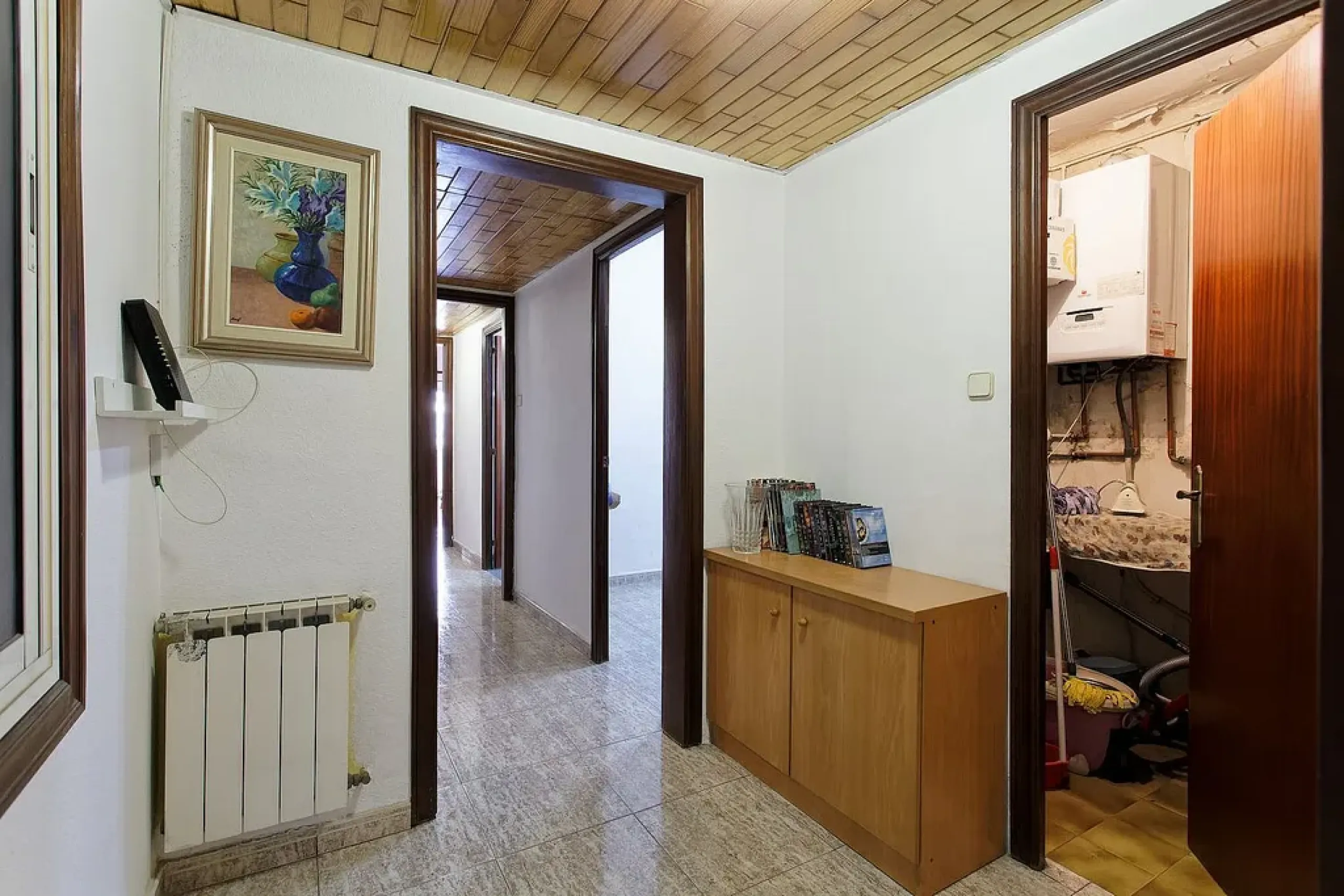 Oportunidad de reforma en edificio regio – piso amplio con carácter en Eixample, Barcelona