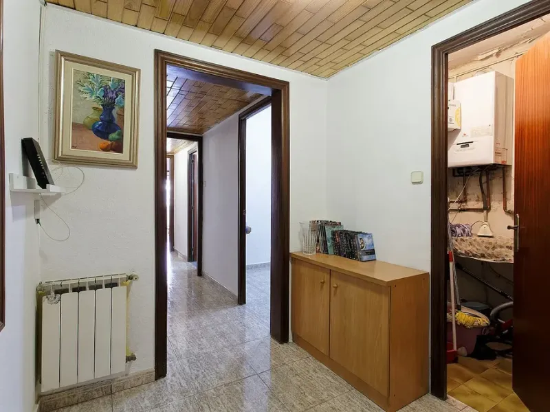 Oportunidad de reforma en edificio regio – piso amplio con carácter en Eixample, Barcelona