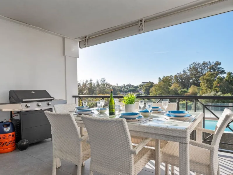 House - Semi-Detached House в продаже в Marbella, Málaga. В доме 6 спален и 4 ванных комнат. Площадь дома 358 м²