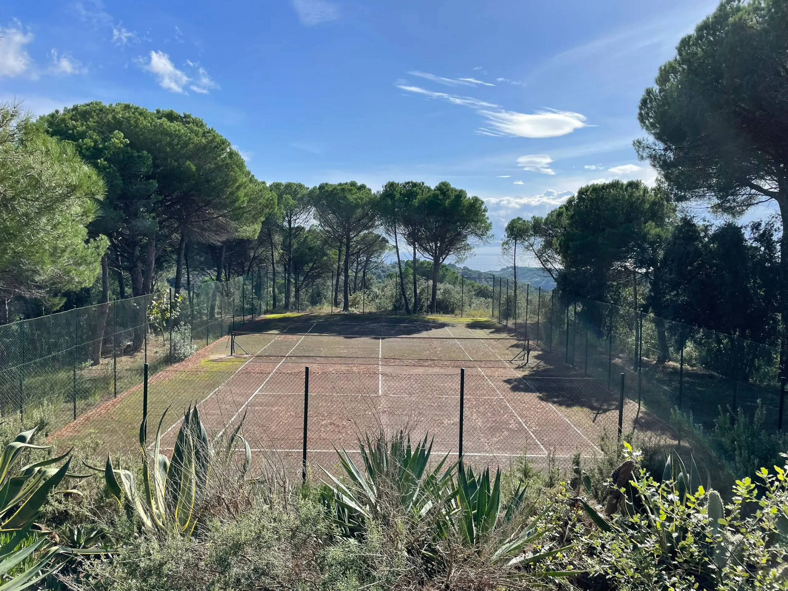 Finca histórica única del siglo XIII en la Costa del Maresme — 28 hectáreas con vistas al mar, a solo 40 minutos de Barcelona