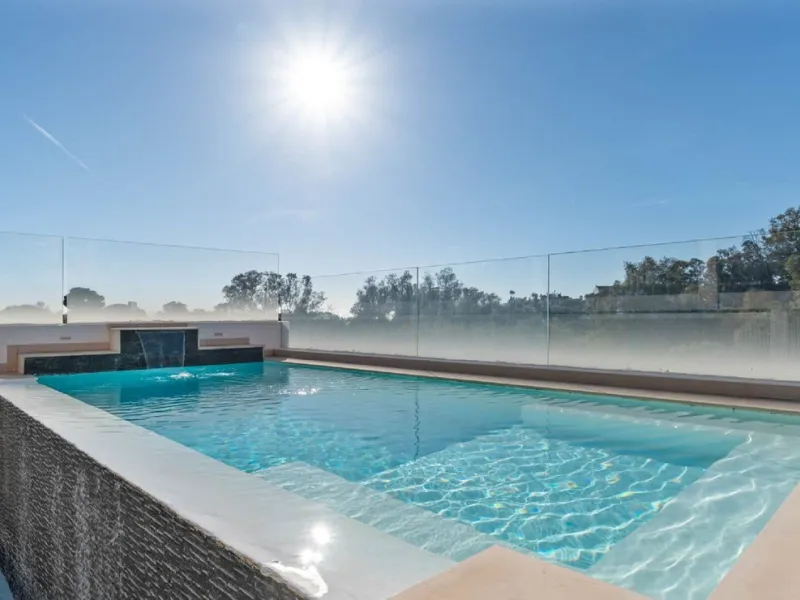 House - Semi-Detached House в продаже в Marbella, Málaga. В доме 6 спален и 4 ванных комнат. Площадь дома 358 м²
