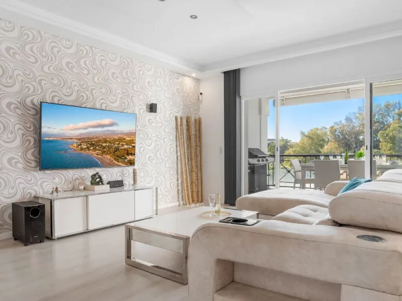 House - Semi-Detached House в продаже в Marbella, Málaga. В доме 6 спален и 4 ванных комнат. Площадь дома 358 м²