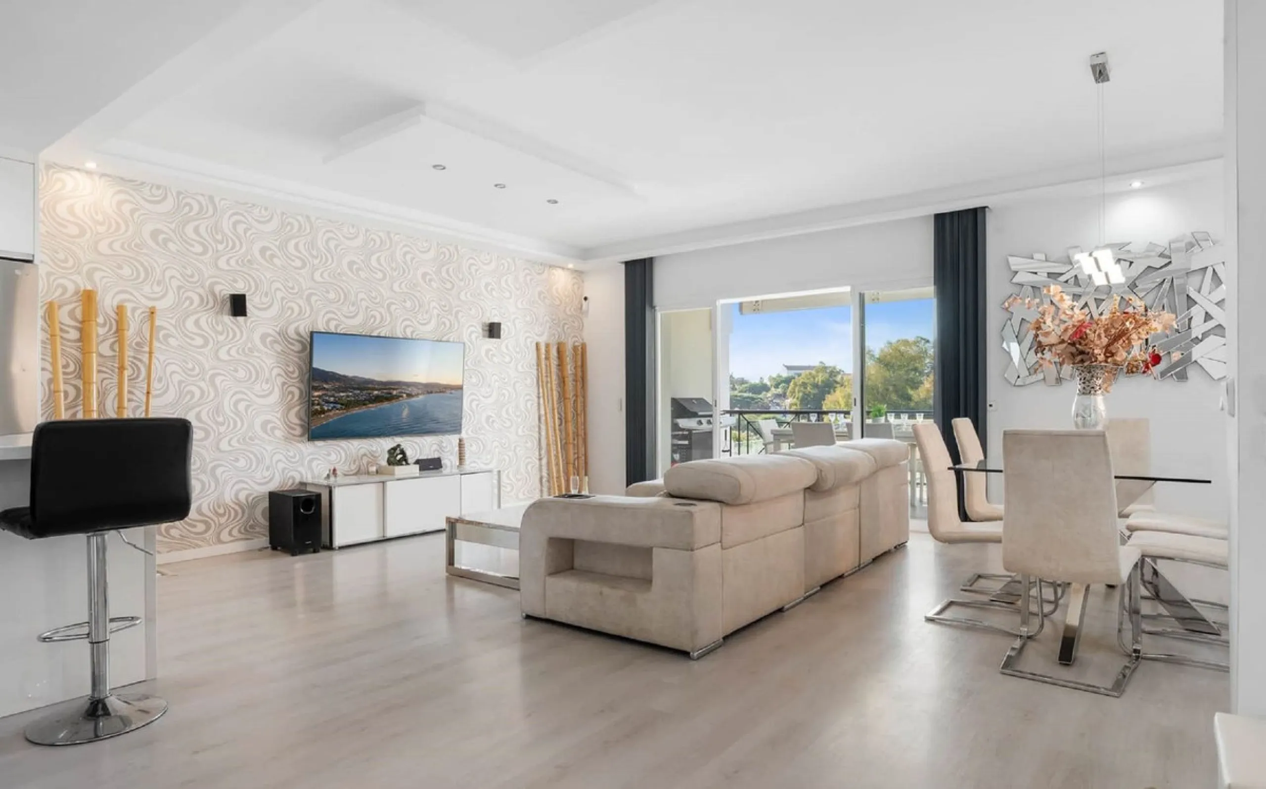 House - Semi-Detached House в продаже в Marbella, Málaga. В доме 6 спален и 4 ванных комнат. Площадь дома 358 м²