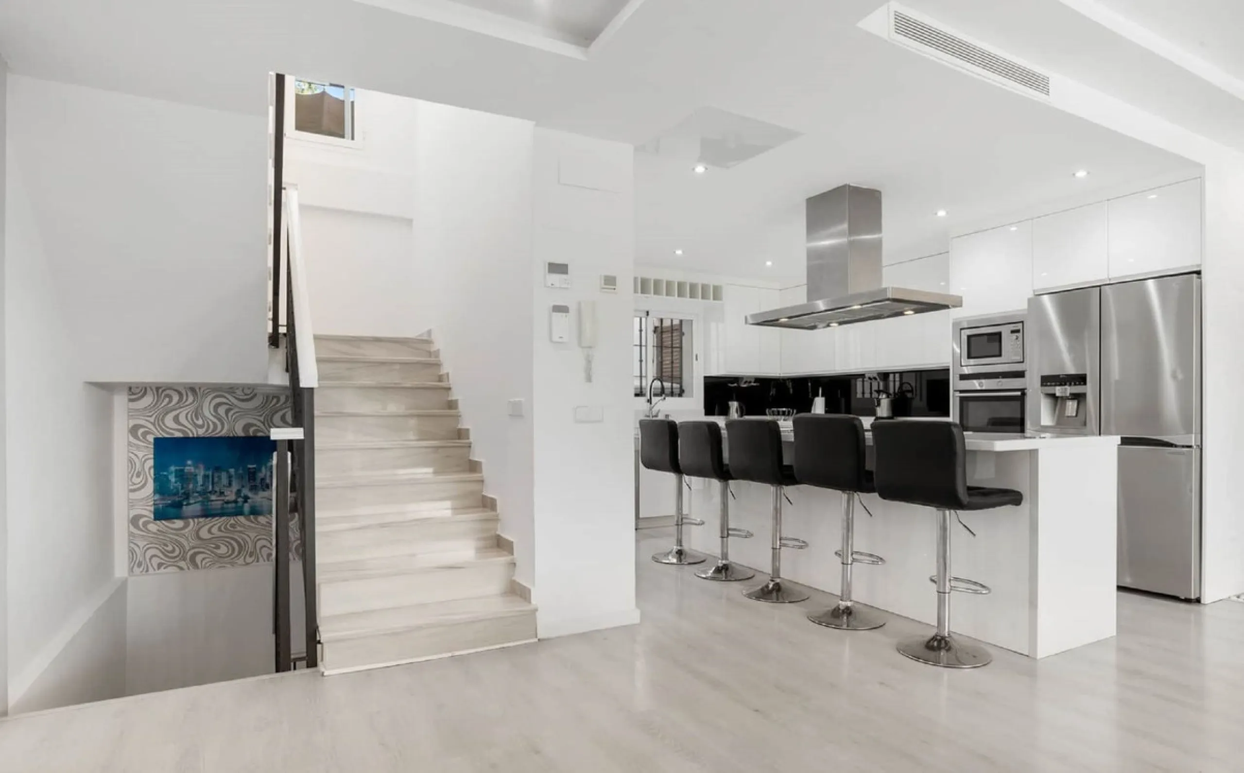 House - Semi-Detached House в продаже в Marbella, Málaga. В доме 6 спален и 4 ванных комнат. Площадь дома 358 м²