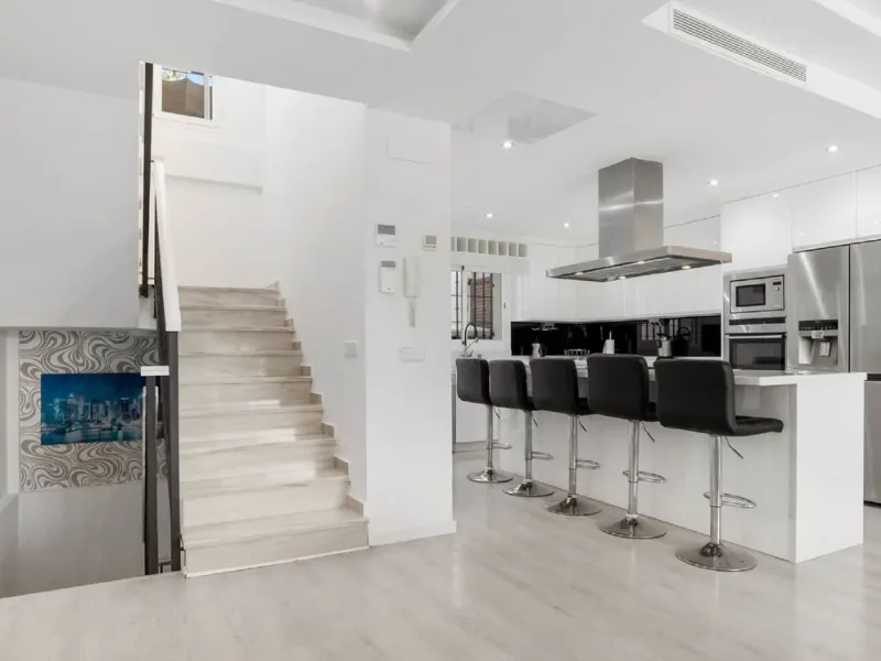 House - Semi-Detached House в продаже в Marbella, Málaga. В доме 6 спален и 4 ванных комнат. Площадь дома 358 м²
