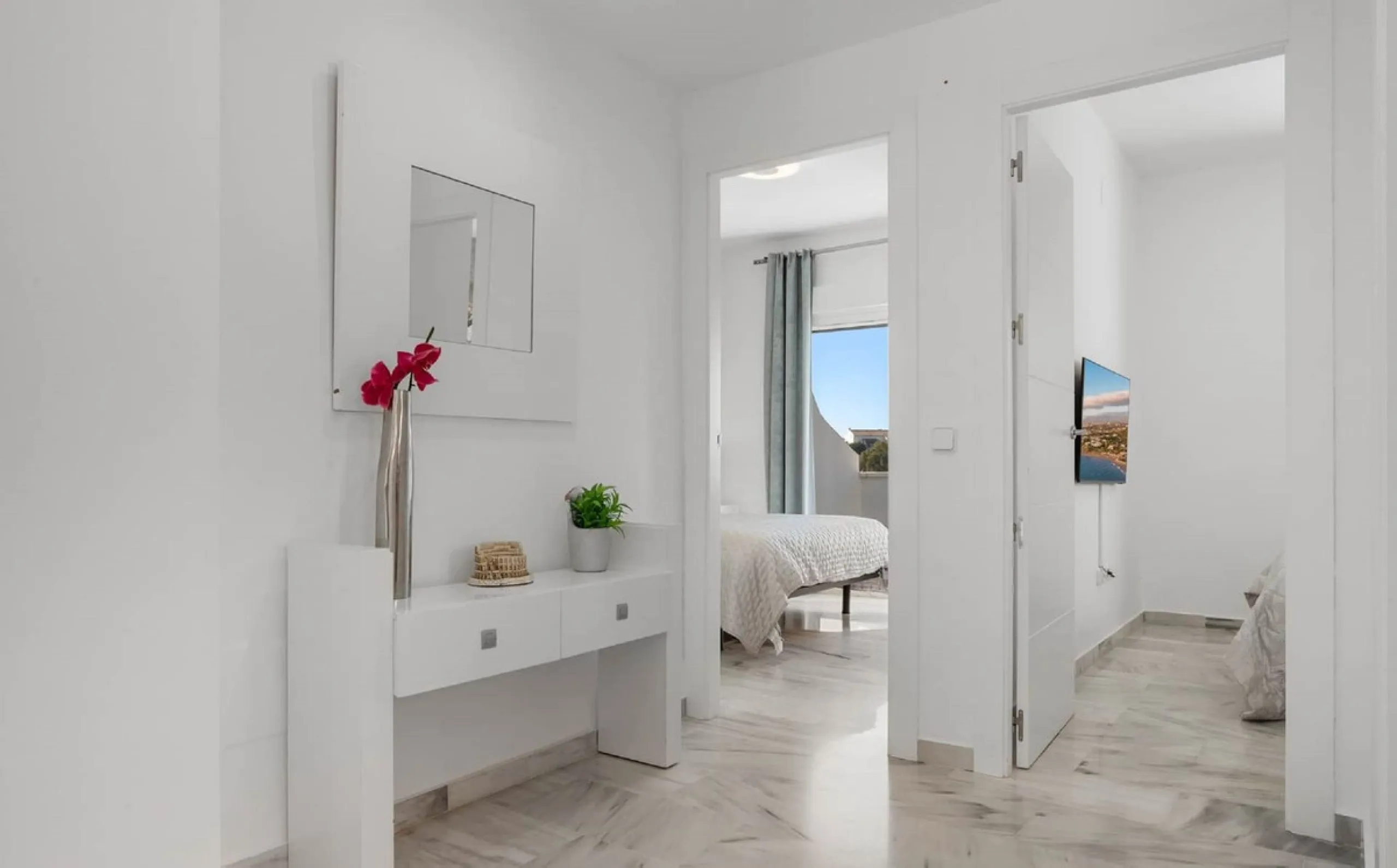 House - Semi-Detached House в продаже в Marbella, Málaga. В доме 6 спален и 4 ванных комнат. Площадь дома 358 м²