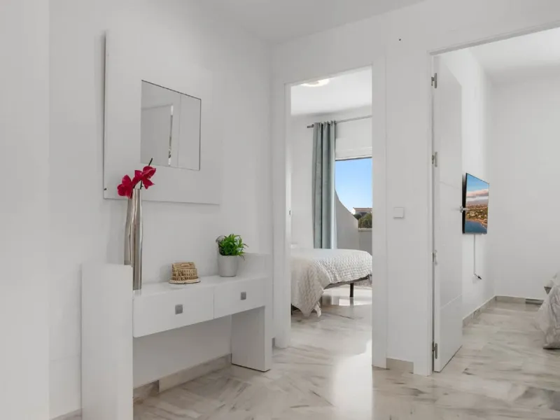 House - Semi-Detached House в продаже в Marbella, Málaga. В доме 6 спален и 4 ванных комнат. Площадь дома 358 м²