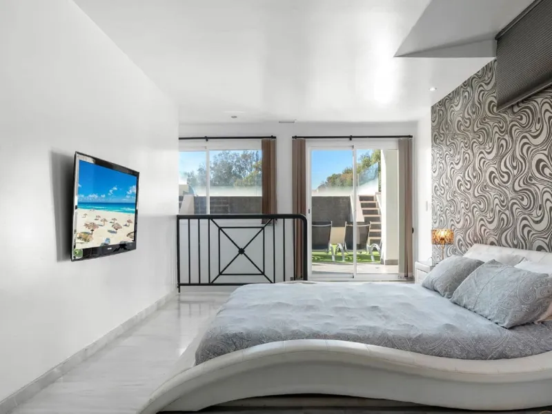 House - Semi-Detached House в продаже в Marbella, Málaga. В доме 6 спален и 4 ванных комнат. Площадь дома 358 м²