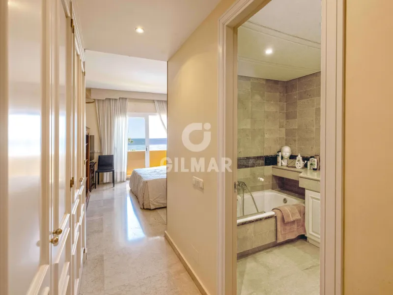 Duplex penthouse in Marbella Este - Málaga