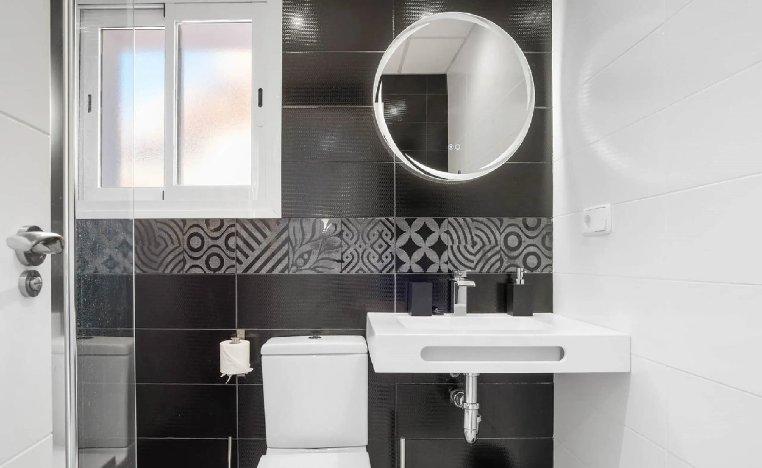 House - Semi-Detached House в продаже в Marbella, Málaga. В доме 6 спален и 4 ванных комнат. Площадь дома 358 м²